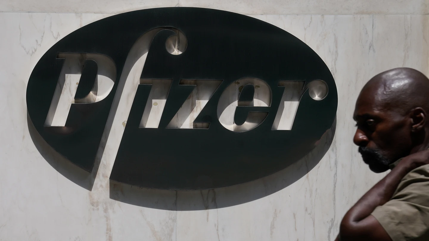 Un hombre camina frente a la sede de Pfizer Un hombre camina frente a la sede de Pfizer
