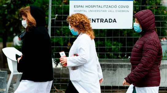 Varios sanitarios en las inmediaciones del Pavelló d'Esports de la Vall d'Hebron de Barcelona Varios sanitarios en las inmediaciones del Pavelló d'Esports de la Vall d'Hebron de Barcelona