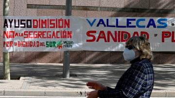 Una mujer toma parte en la concentración frente a la Asamblea de Madrid en defensa de la Sanidad Pública