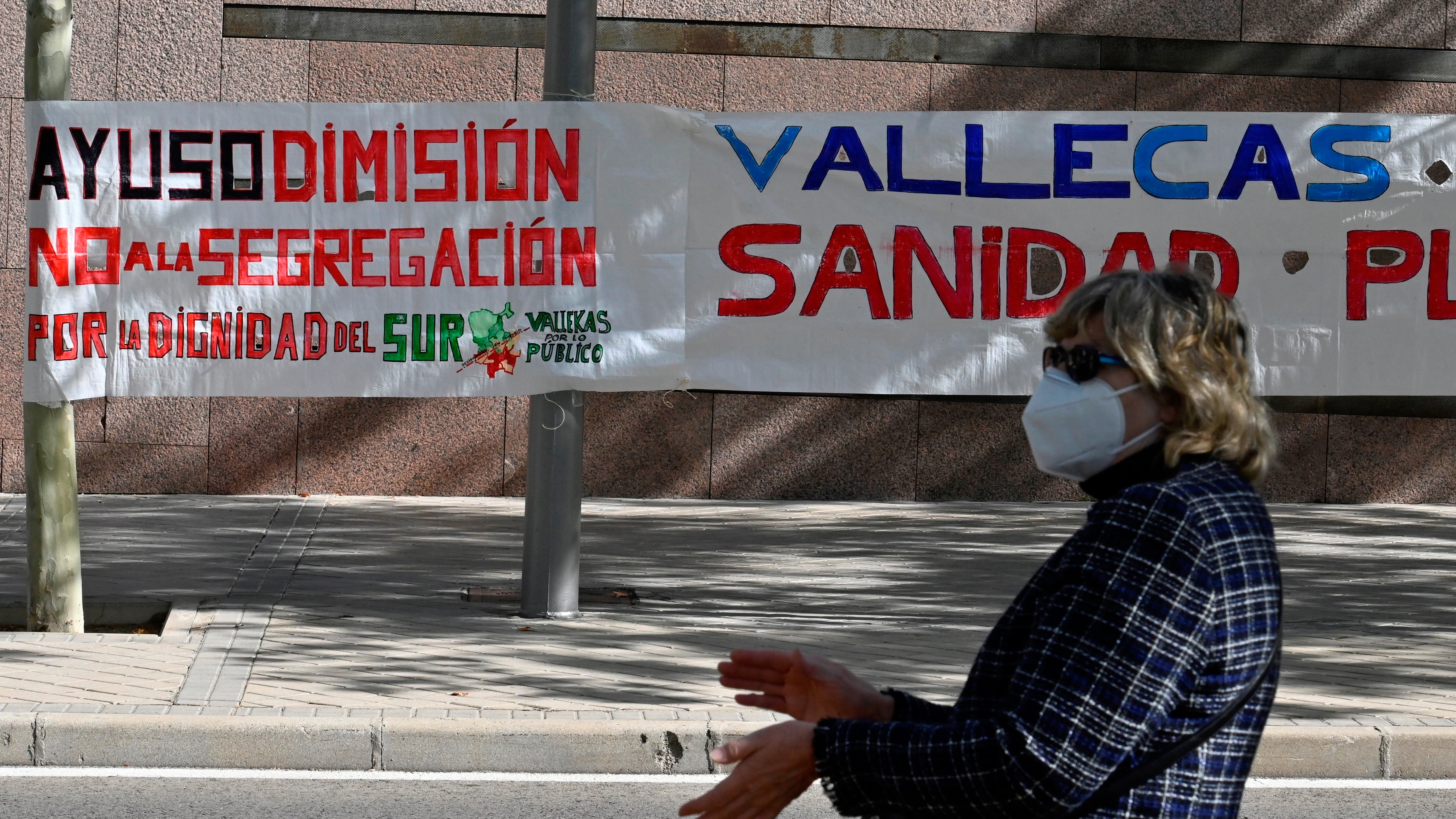 Una mujer toma parte en la concentración frente a la Asamblea de Madrid en defensa de la Sanidad Pública