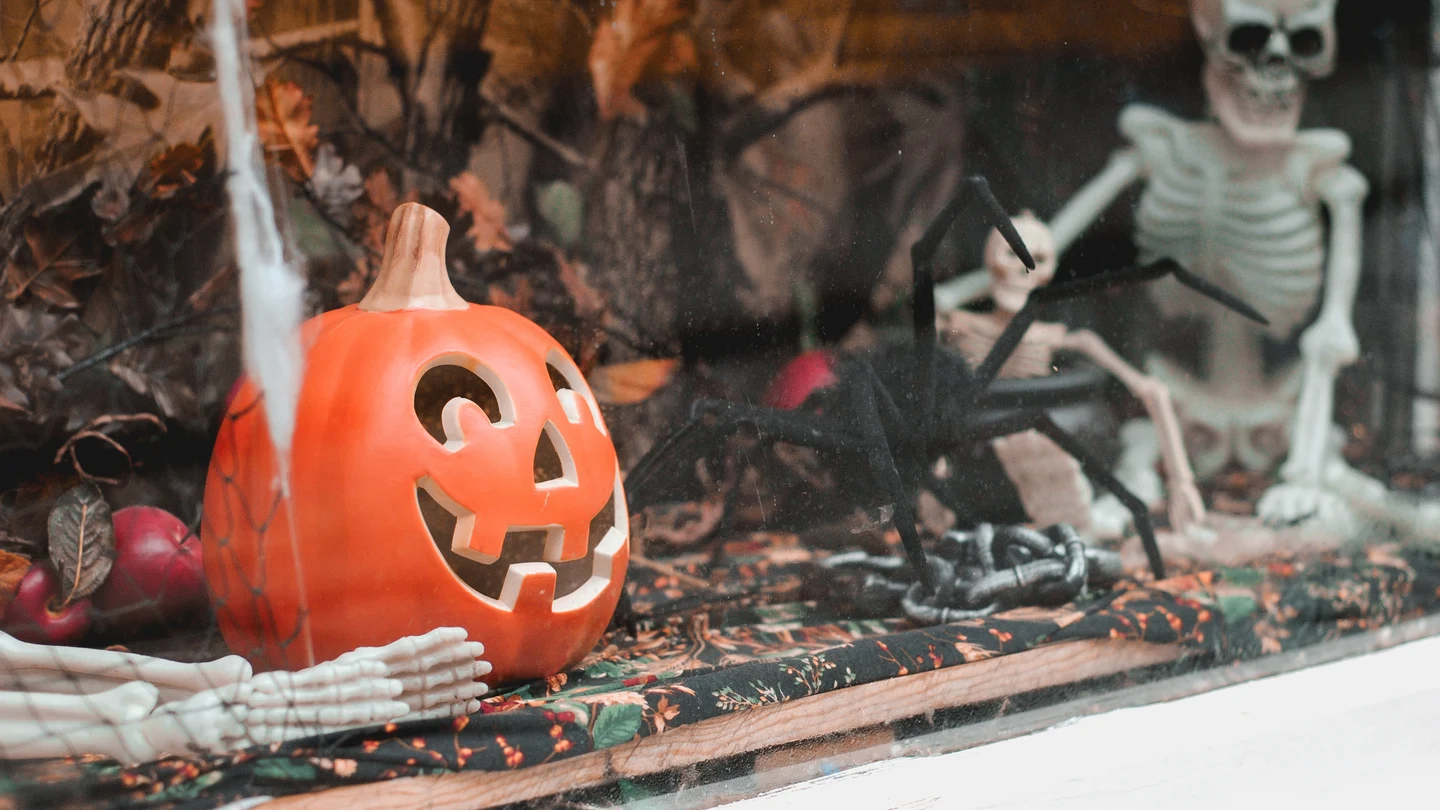 Imagen de archivo de un escaparate decorado con motivos de Halloween Imagen de archivo de un escaparate decorado con motivos de Halloween