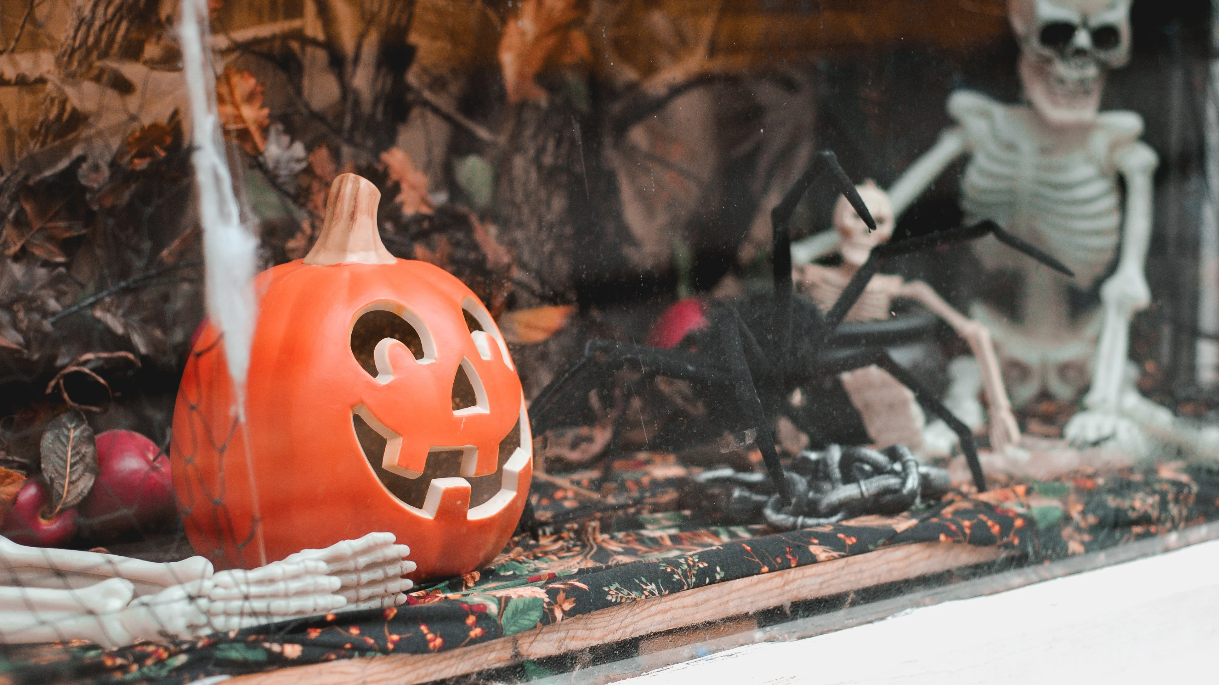 Imagen de archivo de un escaparate decorado con motivos de Halloween