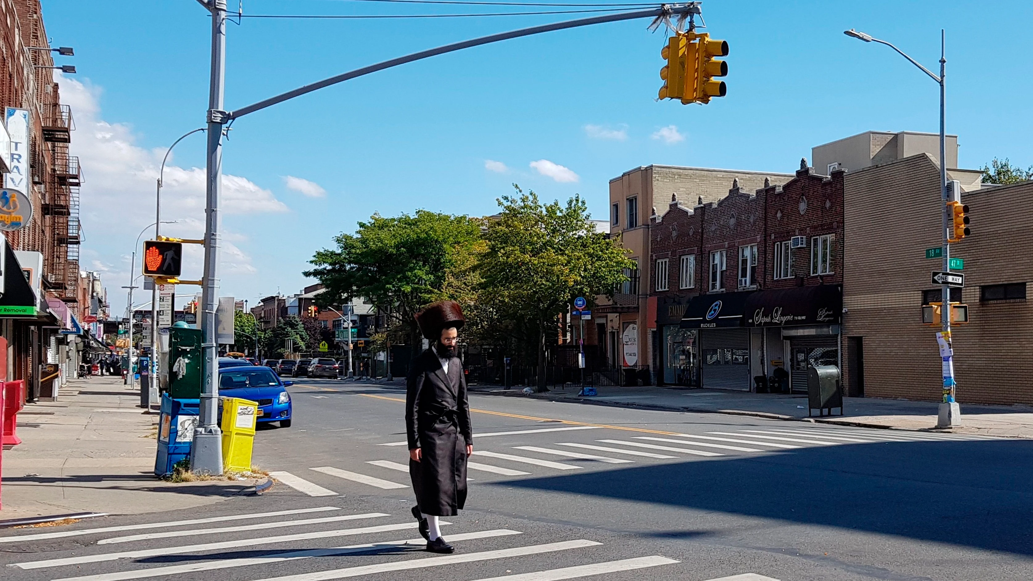 Un judío ultraortodoxo cruza una calle, sin llevar mascarilla, en el condado de Brooklyn