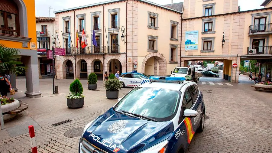 Un coche de Policía estacionado en una plaza de Aranda de Duero