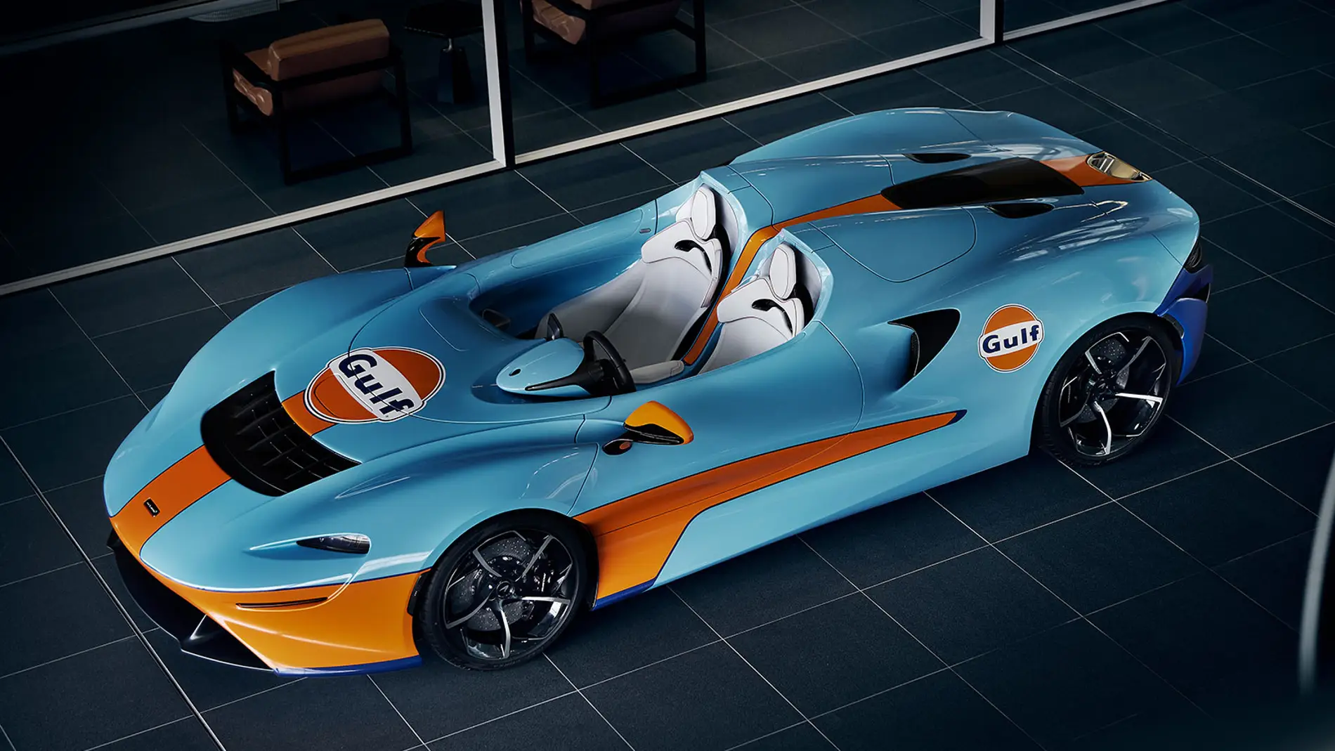 El McLaren Elva ha recibido uno de los diseños más clásicos de la historia de la competición