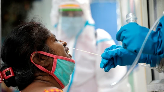 Un sanitario recoge una muestra durante una prueba rápida de COVID-19 en un centro de pruebas de Kolkata, India Un sanitario recoge una muestra durante una prueba rápida de COVID-19 en un centro de pruebas de Kolkata, India