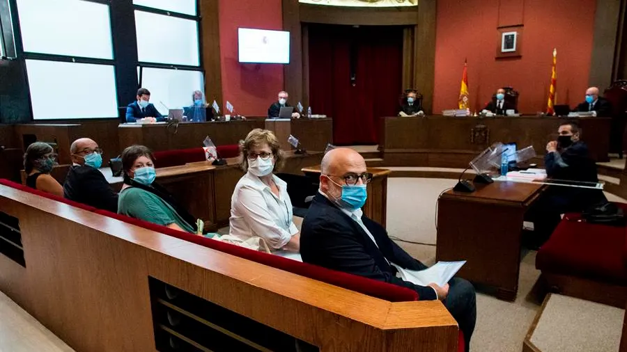 Los miembros de la Mesa del Parlament de la pasada legislatura: Lluis Corominas (d), Anna Simó (2d), Ramona Barrufet (c), y Lluís Guinó (2i), junto a la exdiputada de la CUP Mireia Boya (i), durante el juicio