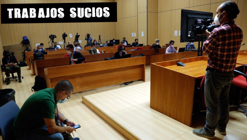 Periodistas de varios medios de comunicación, en la sala de prensa habilitada esperan el comienzo del juicio