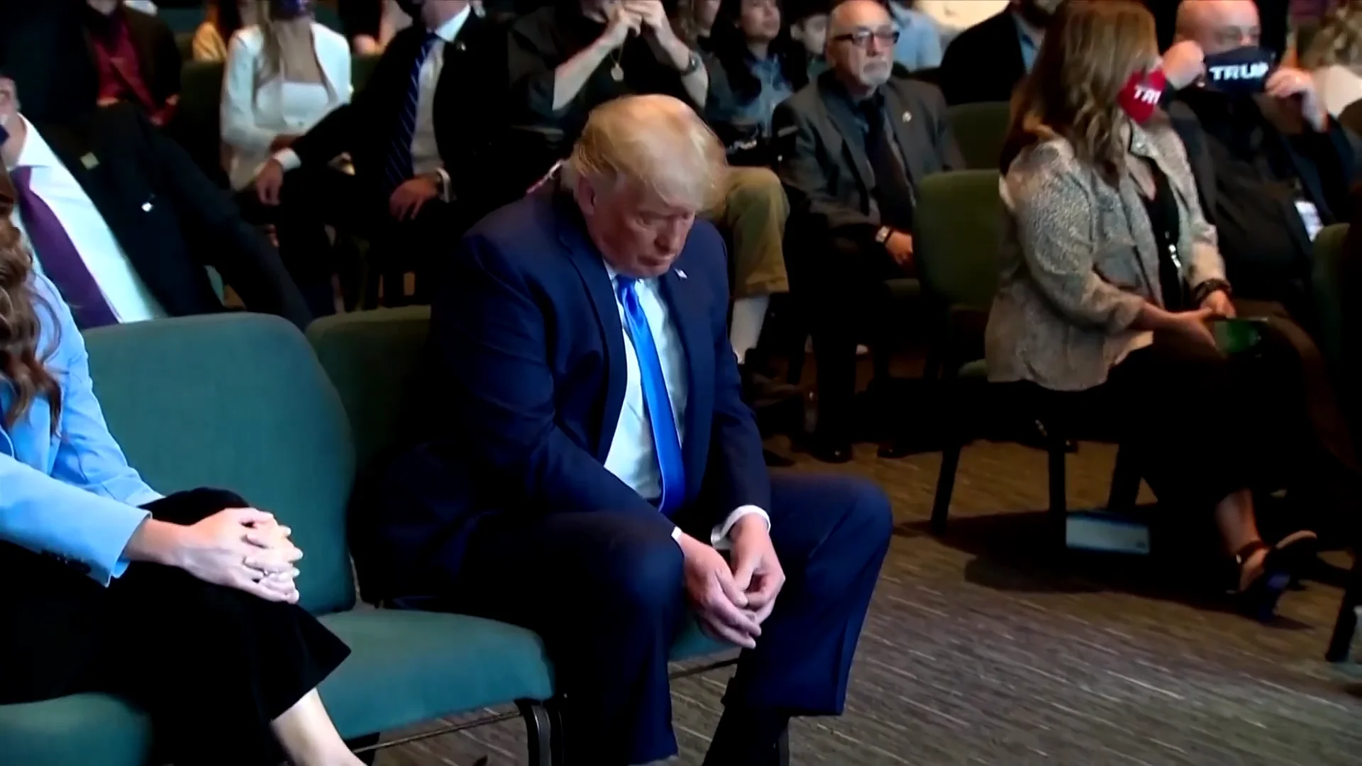 La imagen de Trump contando un fajo de billetes que se ha convertido en viral La imagen de Trump contando un fajo de billetes que se ha convertido en viral