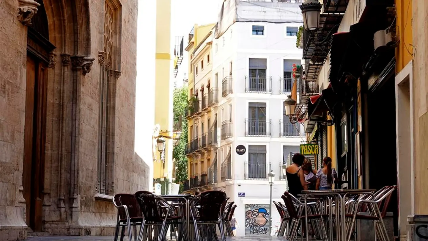 La terraza de un bar frente al edificio de La Lonja La terraza de un bar frente al edificio de La Lonja