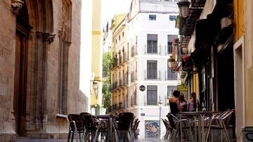 La terraza de un bar frente al edificio de La Lonja