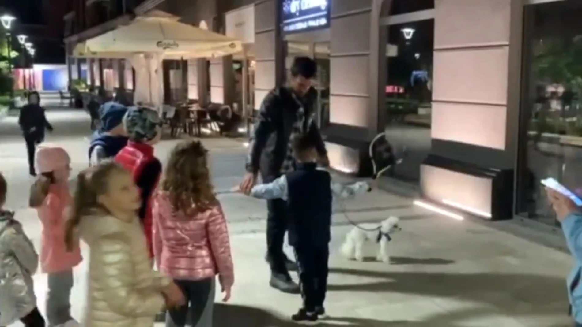 Djokovic enseña a unos niños en la calle