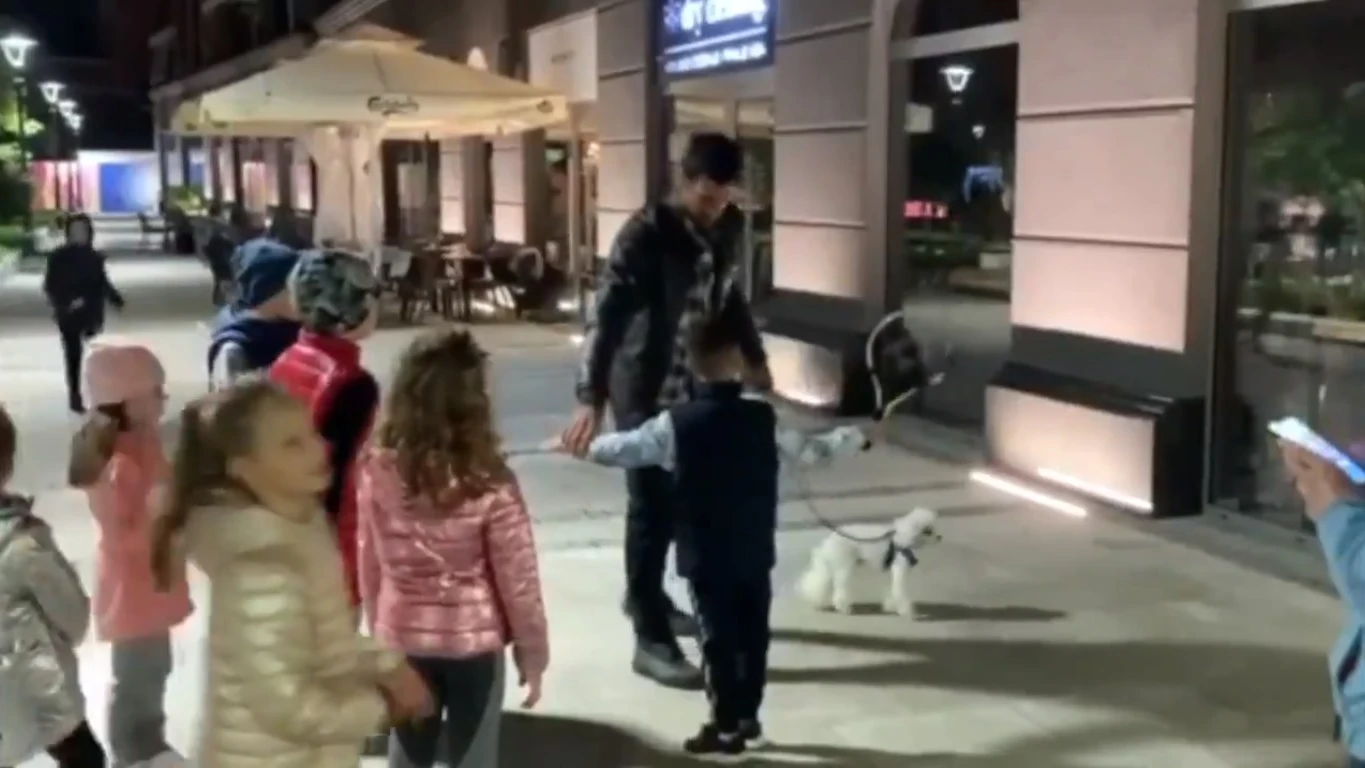 Djokovic enseña a unos niños en la calle El serbio se paró para darles una clase de tenis