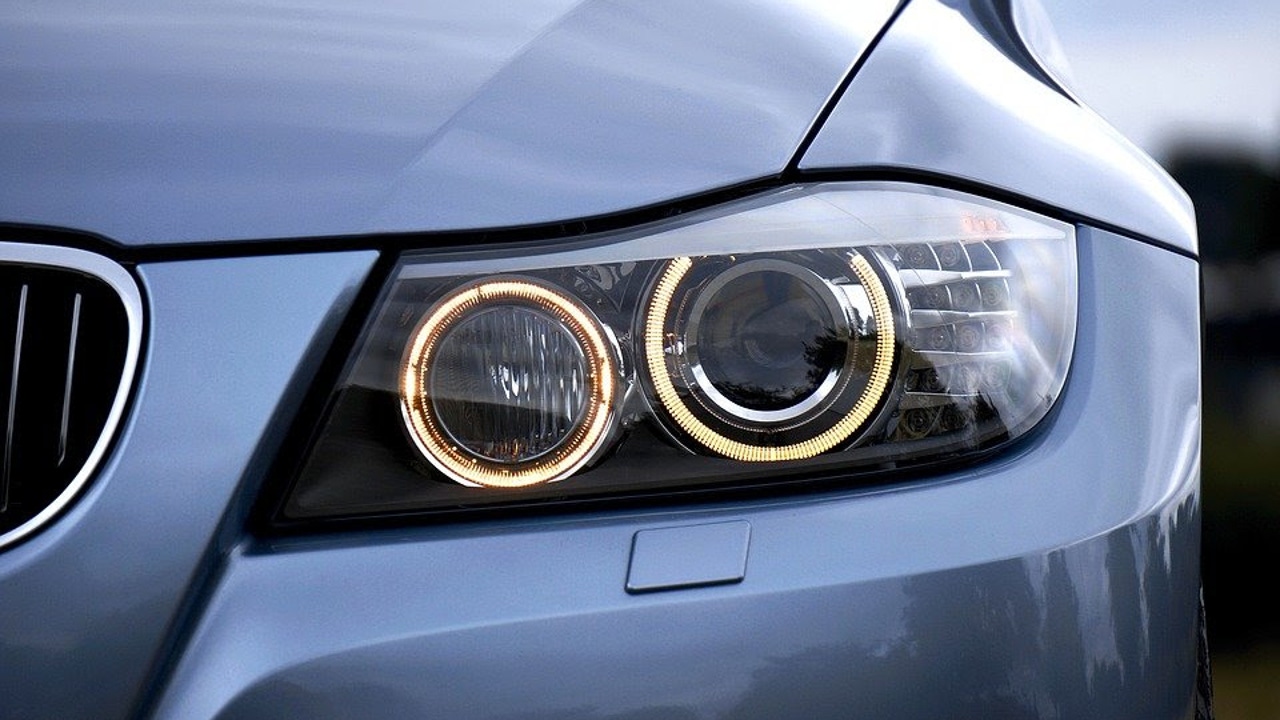 Por qué deberías circular con tu coche siempre con las luces encendidas