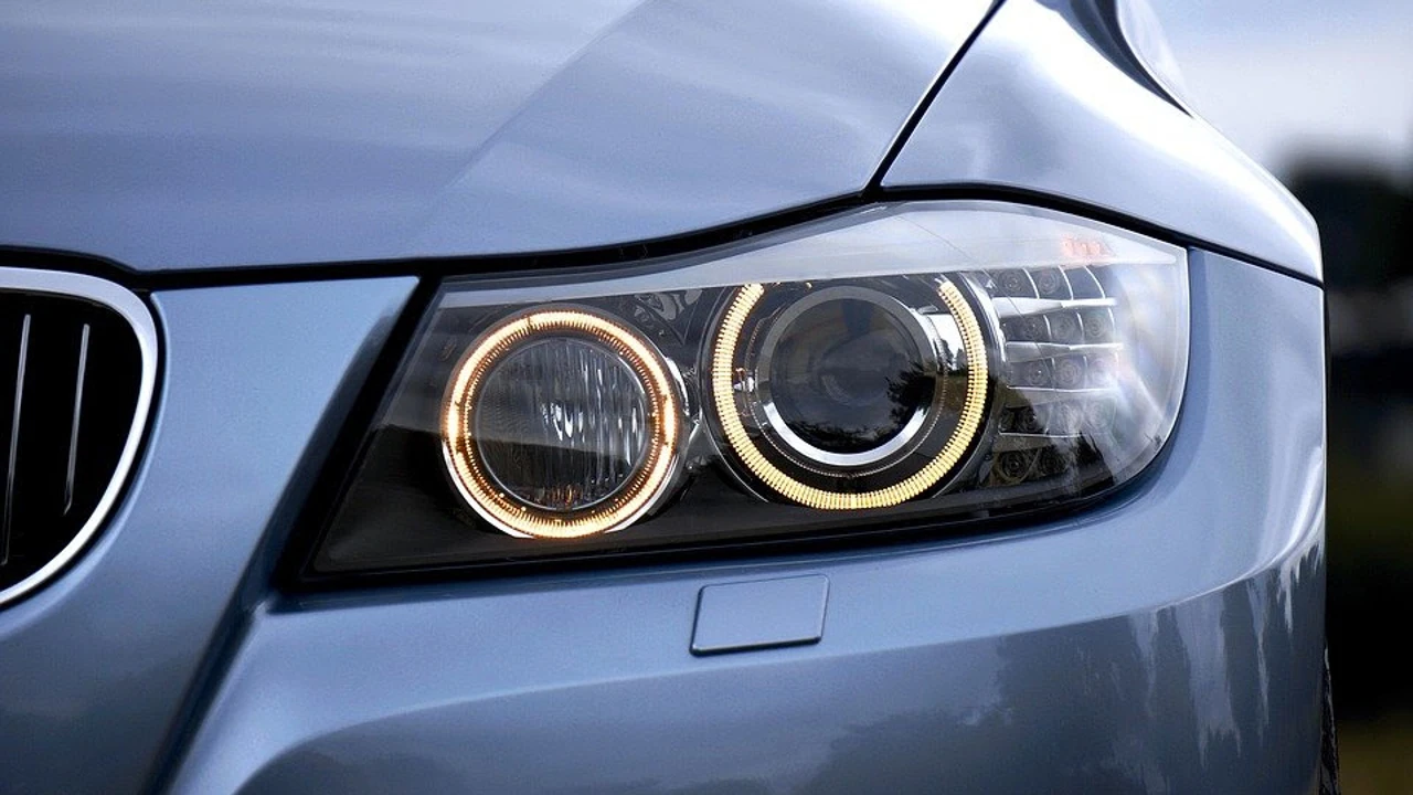 Pueden multarte por circular con la luz interior del coche encendida?