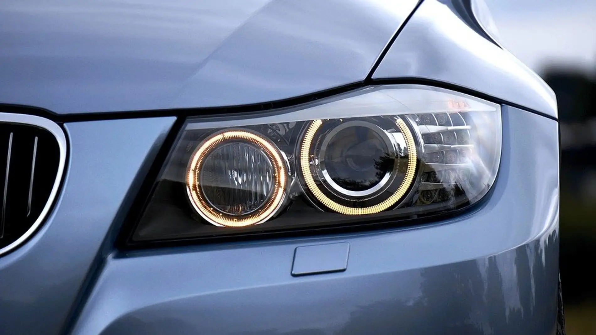 Qué luces del coche son obligatorias para circular durante el día?