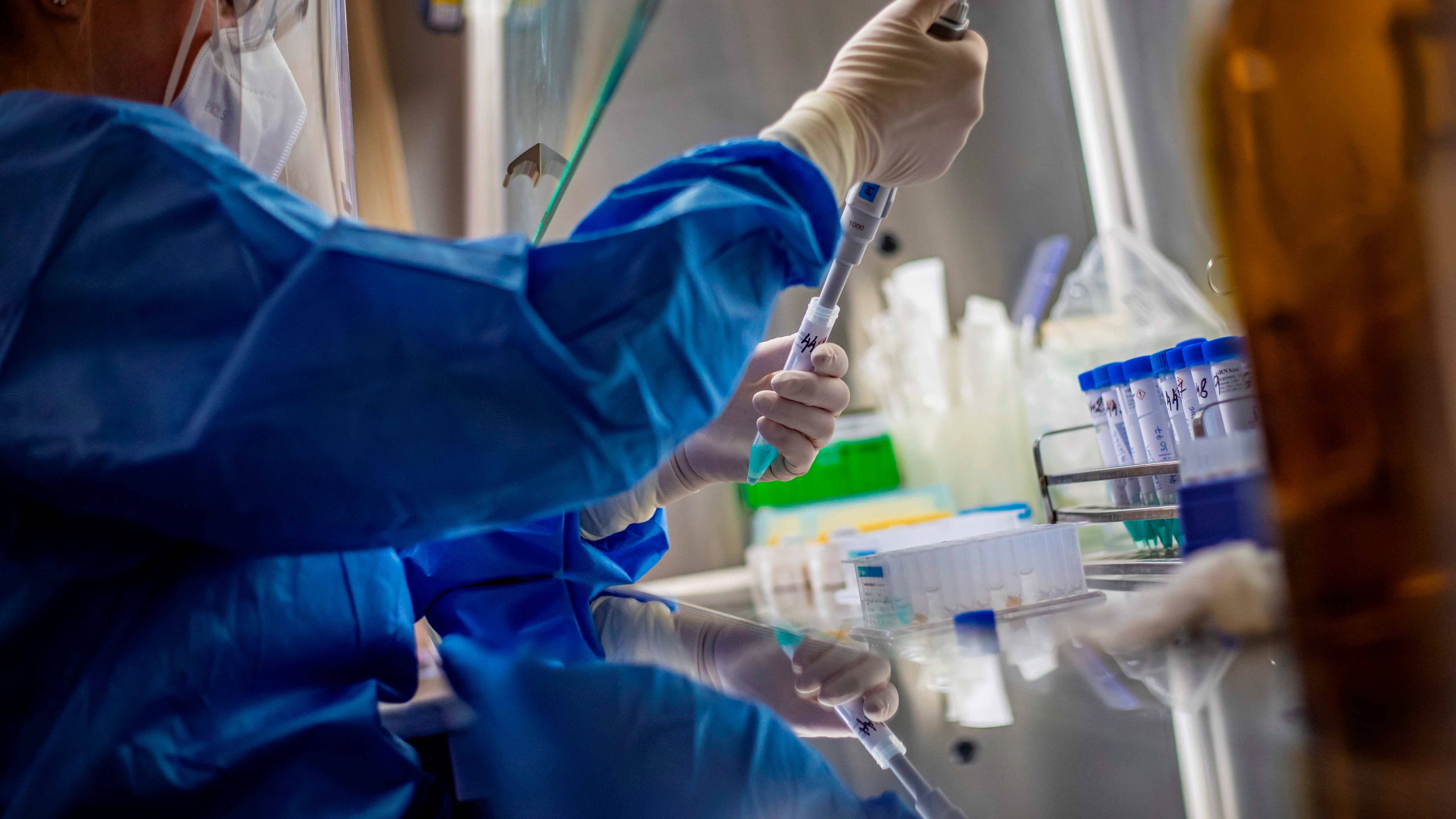 Una persona hace pruebas en un laboratorio 