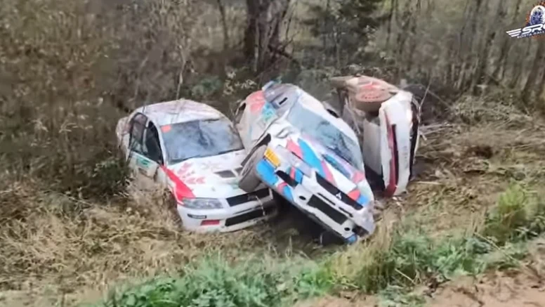 Coches accidentados en el rally de Rusia