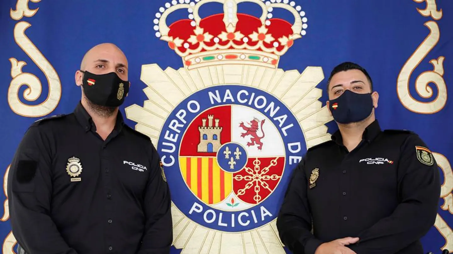 Los dos agentes de la Policía Nacional pertenecientes al Grupo de Atención al Ciudadano de Valencia, que salvaron la vida a una niña. Los dos agentes de la Policía Nacional pertenecientes al Grupo de Atención al Ciudadano de Valencia, que salvaron la vida a una niña.