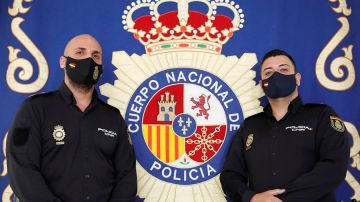 Los dos agentes de la Policía Nacional pertenecientes al Grupo de Atención al Ciudadano de Valencia, que salvaron la vida a una niña.