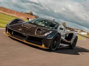 Viene con los colores negro y dorado que hicieron mítica a la marca Viene con los colores negro y dorado que hicieron mítica a la marca