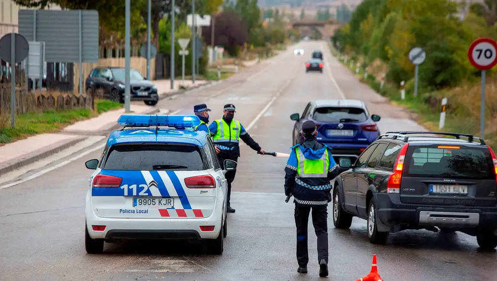 Control policial situado en Aranda de Duero que esta medianoche ha entrado en confinamiento. 