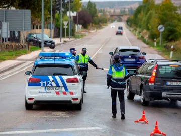 Control policial situado en Aranda de Duero que esta medianoche ha entrado en confinamiento. Control policial situado en Aranda de Duero que esta medianoche ha entrado en confinamiento.