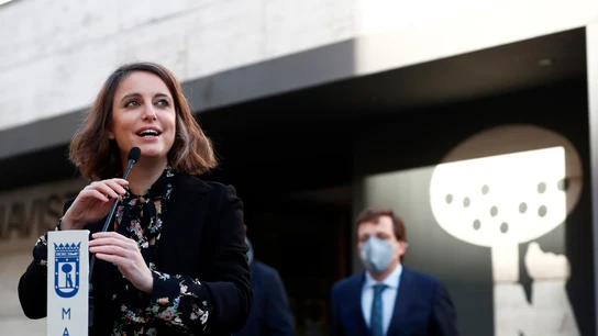 La delegada de Cultura, Turismo y Deporte, Andrea Levy, da un discurso en presencia del alcalde de Madrid, José Luis Rodríguez-Almeida, durante acto de dedicatoria de una biblioteca a David Gistau, este lunes, en el distrito madrileño de Salamanca Andrea Levy