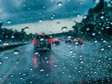 La lluvia puede complicar nuestra experiencia de conducción