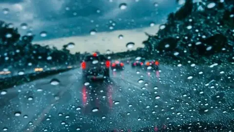 La lluvia puede complicar nuestra experiencia de conducción Conducir en lluvia