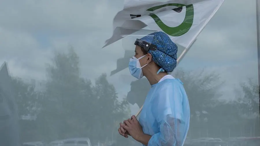 Protesta de sanitarios frente al Hospital Mateu Orfila, este martes en Mahón, Menorca