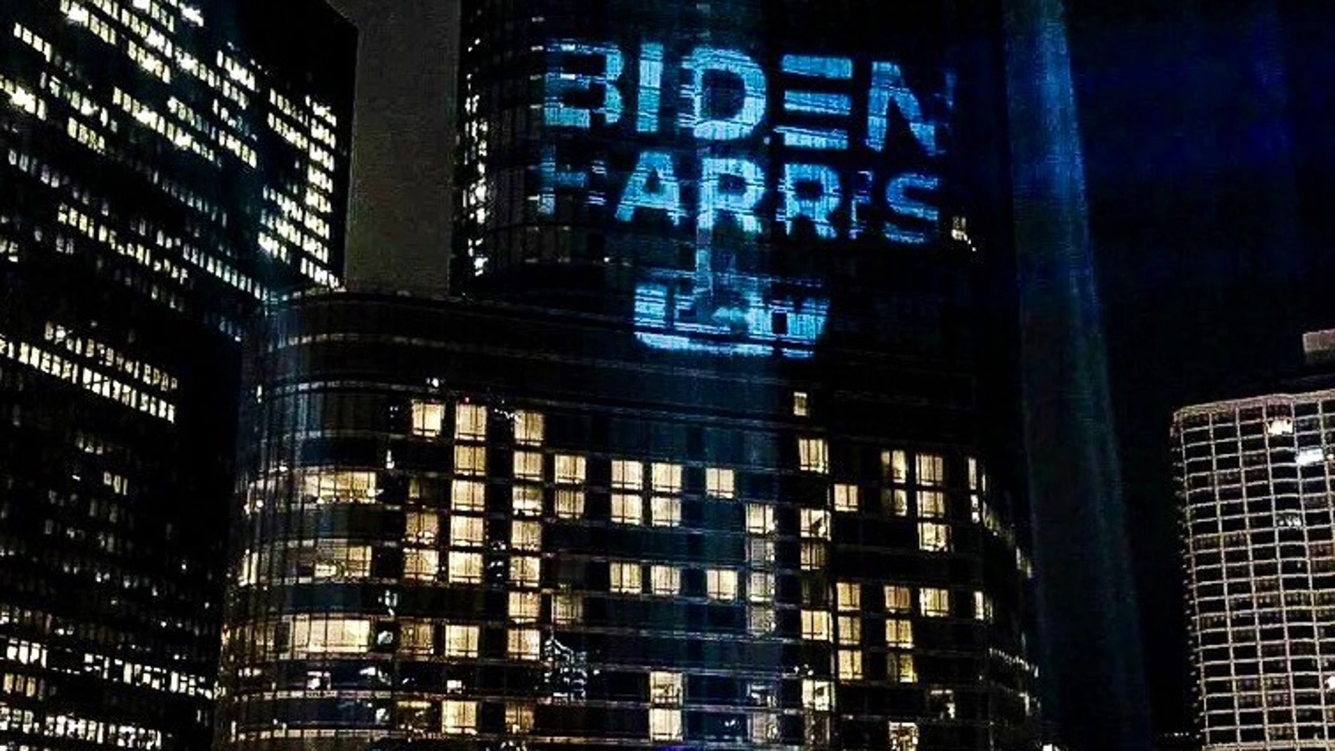 Campaña a favor de Biden en la Torre Trump de Chicago