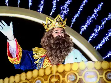 El rey Gaspar saluda desde la carroza en la Cabalgata de los Reyes Magos de 2019