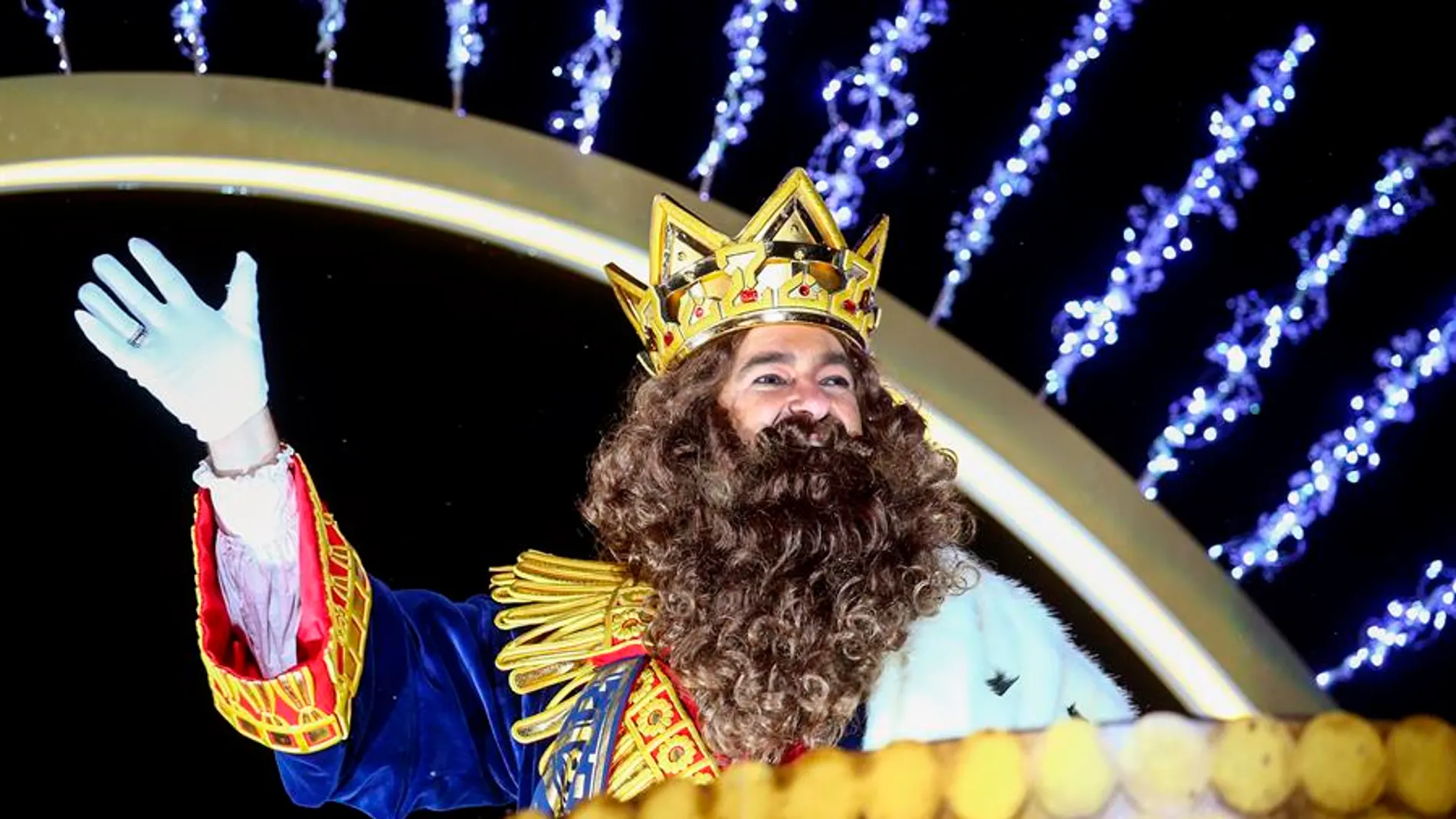 El rey Gaspar saluda desde la carroza en la Cabalgata de los Reyes Magos el pasado 5 de enero