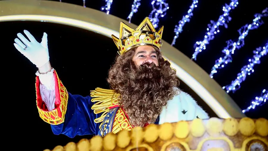 El rey Gaspar saluda desde la carroza en la Cabalgata de los Reyes Magos de 2019