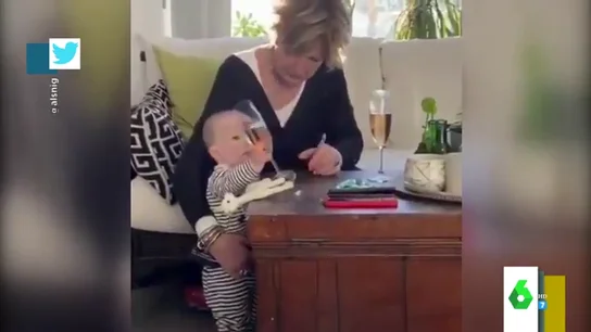 El vídeo viral de una abuela que debe elegir entre salvar de caer al suelo a una copa de champán o a su nieto El vídeo viral de una abuela que debe elegir entre salvar de caer al suelo a una copa de champán o a su nieto