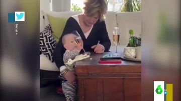 El vídeo viral de una abuela que debe elegir entre salvar de caer al suelo a una copa de champán o a su nieto 