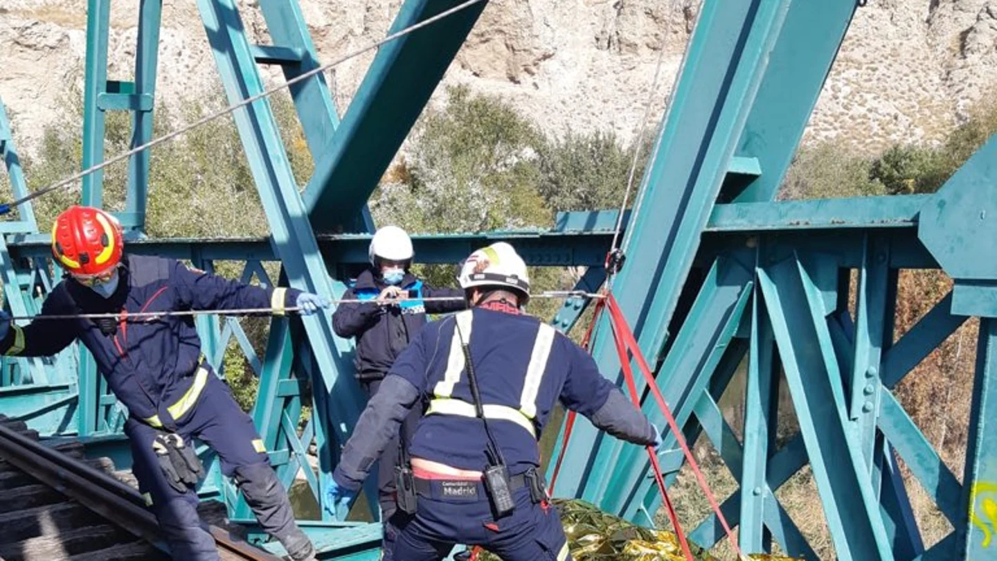 Bomberos rescatan a un ciclista atrapado en las vías Quedó atrapado a tres metros de altura bajo un puente ferroviario.
