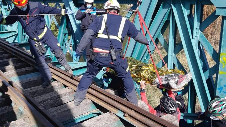 Quedó atrapado a tres metros de altura bajo un puente ferroviario.