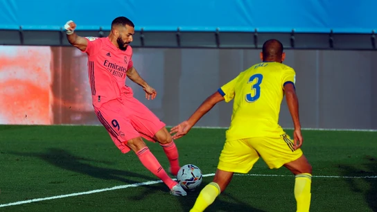 Benzema juega un balón ante el defensa Fali El Madrid perdió ante un brillante Cádiz