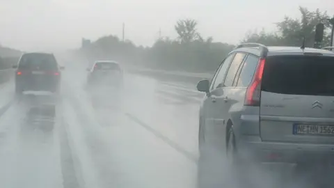 Si dejamos un poco de margen, minimizaremos la visibilidad que perdemos por el 'efecto spray' Conducir en lluvia