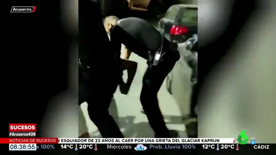 La Policía Nacional entra sin orden judicial en una propiedad privada y reduce a un joven de forma violenta La Policía Nacional entra sin orden judicial en una propiedad privada y reduce a un joven de forma violenta