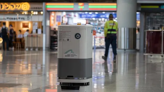 Un robot patrulla en el aeropuerto de Hong Kong Un robot patrulla en el aeropuerto de Hong Kong