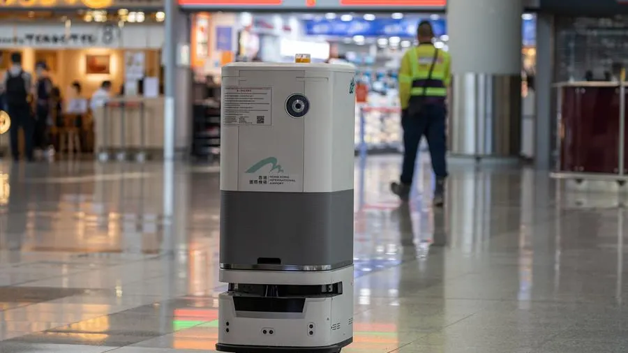 Un robot patrulla en el aeropuerto de Hong Kong