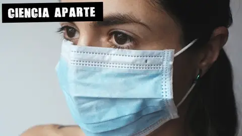 Una mujer con mascarilla Una mujer con mascarilla