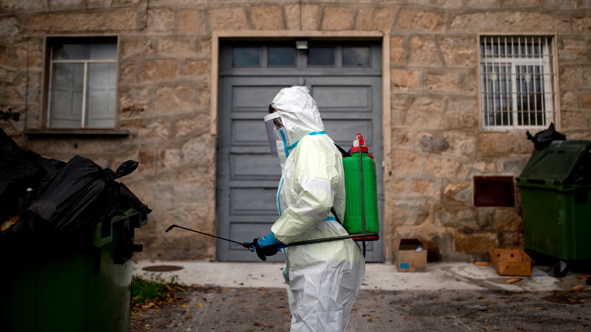 Un operario municipal realiza labores de desinfección