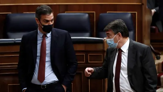 El presidente del Gobierno, Pedro Sánchez y el portavoz del PNV Aitor Esteban, conversan tras la intervención del líder de Vox. El presidente del Gobierno, Pedro Sánchez y el portavoz del PNV Aitor Esteban, conversan tras la intervención del líder de Vox.