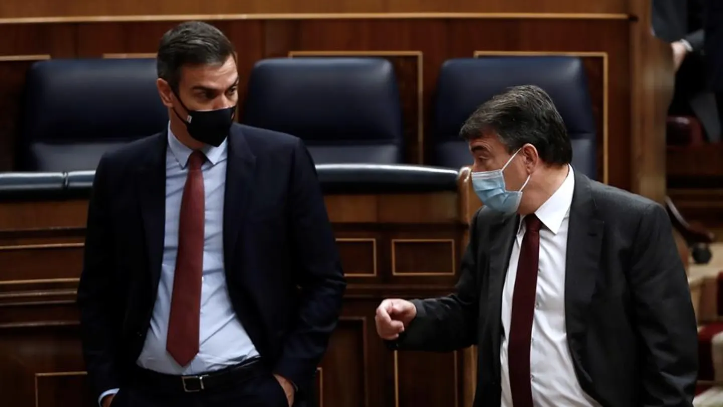 El presidente del Gobierno, Pedro Sánchez y el portavoz del PNV Aitor Esteban, conversan tras la intervención del líder de Vox. El presidente del Gobierno, Pedro Sánchez y el portavoz del PNV Aitor Esteban, conversan tras la intervención del líder de Vox.