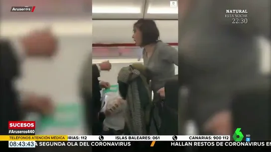 Una mujer tose a los pasajeros de un avión como venganza al ser expulsada por no llevar mascarilla Una mujer tose a los pasajeros de un avión como venganza al ser expulsada por no llevar mascarilla