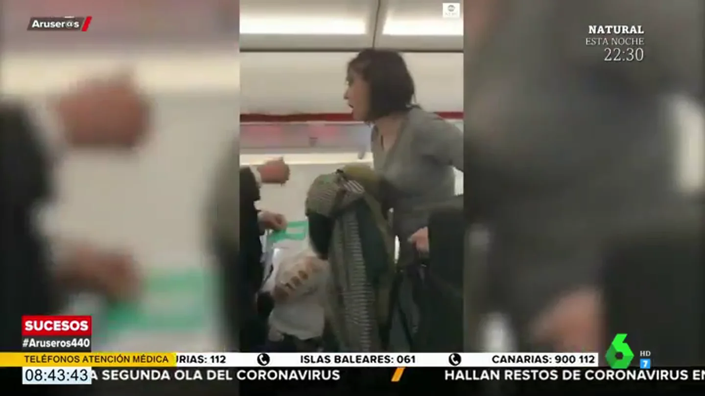 Una mujer tose a los pasajeros de un avión como venganza al ser expulsada por no llevar mascarilla Una mujer tose a los pasajeros de un avión como venganza al ser expulsada por no llevar mascarilla
